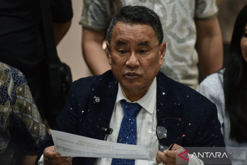 Dua Gajah Bertarung, Hotman Mati di Tengah