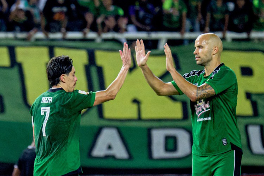 Pemain Persebaya Francisco Rivera dan Risto Mitrevski saat merayakan gol ke gawang Persija. Foto/Persebaya