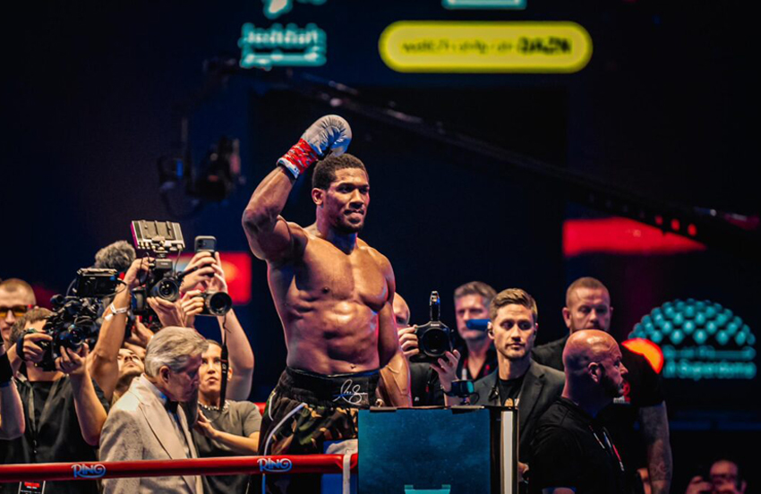 Petinju Inggris Anthony Joshua (29-4, 26 KO) menunjukkan semangat bertarung yang heroik di Jeddah Superdome, Arab Saudi, Minggu (27/7). Foto/Boxing Insider